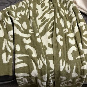 Green and white cardigan in size m-xl